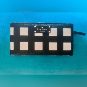 Kate Spade Black and White Geometric Wallet
New without tags!! Perfect Gift!